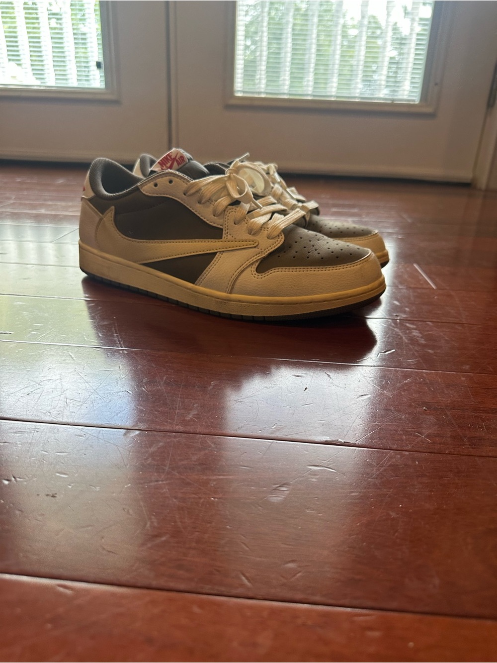 Nike Men's Low-Top Sneakers in Beige and Brown